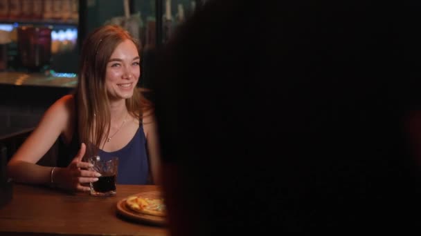 Paar eten ongezonde pizza in een bar — Stockvideo