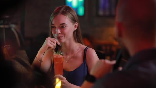 Женщина флиртует с мужчиной в баре — стоковое видео