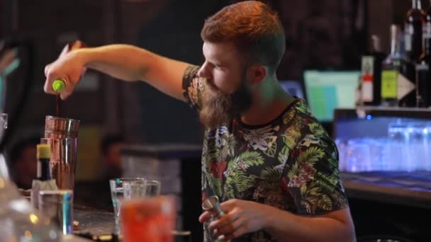 Бармен готовит коктейль в баре — стоковое видео