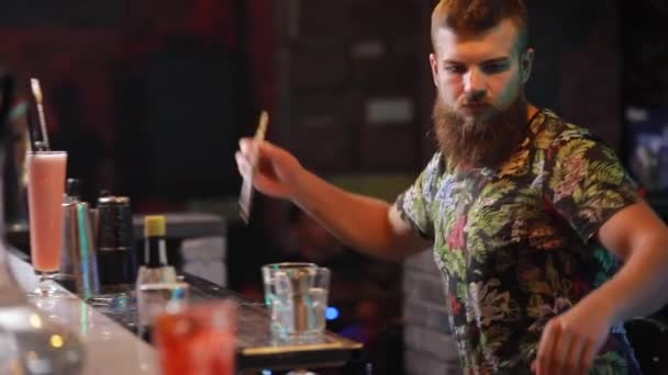 Barman prépare un cocktail sur le bar — Video