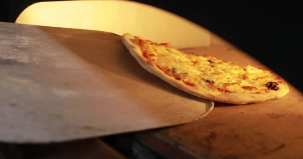 Prendre la pizza de cuisson d'un four chaud — Video