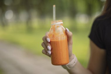 Fitness kadın bir yandan Smoothie
