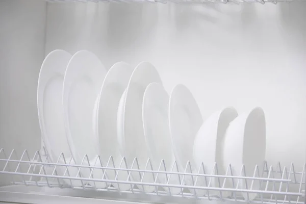 White plates in the closet — Stock Photo, Image