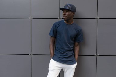 Duvar yakın poz boş t-shirt Afrikalı adam