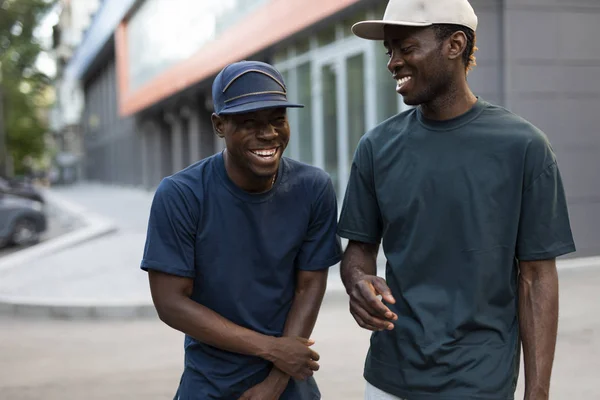 Афроамериканці чоловіки друзі говорять разом — стокове фото