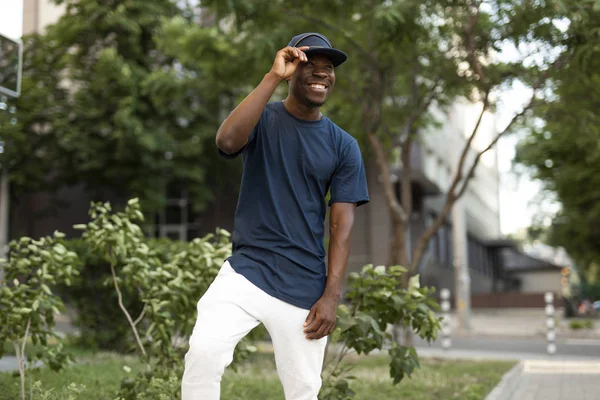 Afro-amerikai férfi üres póló kültéri — Stock Fotó