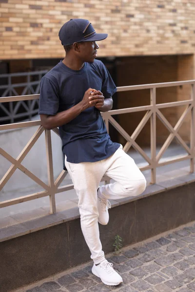 Стильний афроамериканець людина позує в міському місці міста — стокове фото