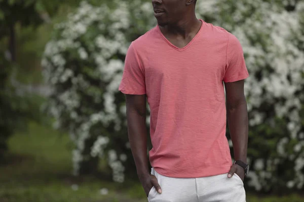 Αφρικανός Αμερικανός άνθρωπος στο Ζώντας κοράλλια χρώμα άδειο μπλουζάκι — Φωτογραφία Αρχείου
