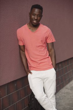 Afrikalı Amerikan adam modeli boş yaşayan mercan t-shirt poz