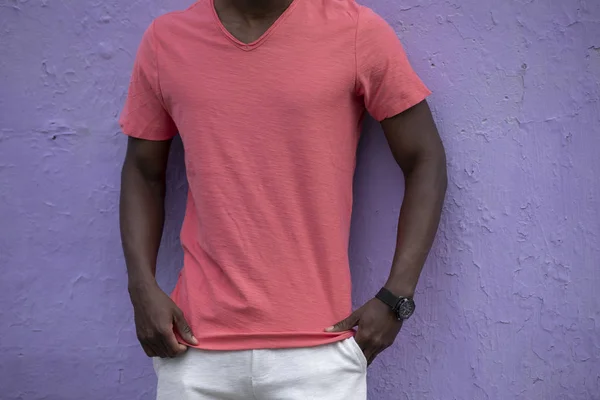 Пустая живая коралловая футболка на теле африканского мужчины — стоковое фото