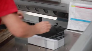 Kağıt kesme makinesi çalışıyor