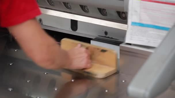 Μηχανή κοπής χαρτιού στην εργασία — Αρχείο Βίντεο