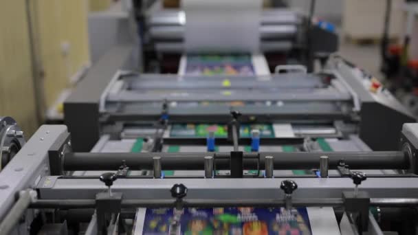 Εργοστάσιο εκτύπωσης χαρτιού, τυπογραφική μηχανή στην εργασία — Αρχείο Βίντεο