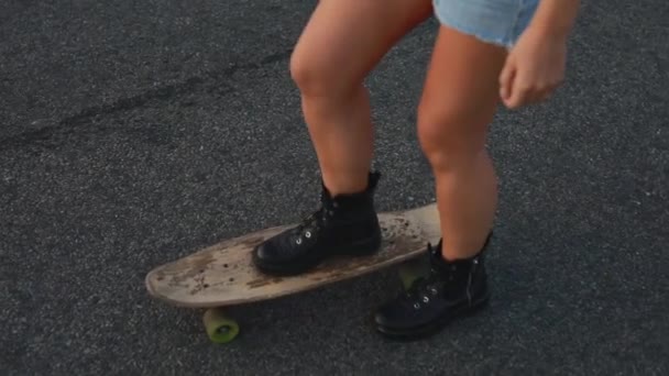 スケートボードに乗るスケボーの足 — ストック動画