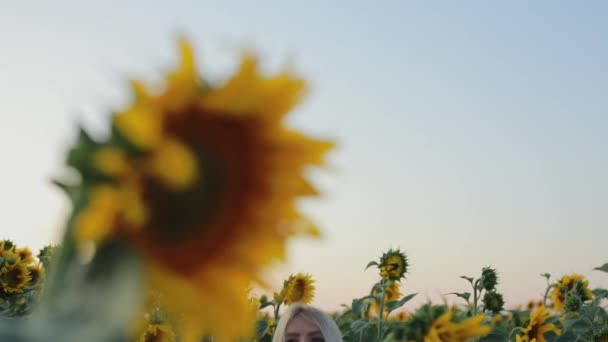 Vrouw springen in zonnebloem veld, slow motion — Stockvideo