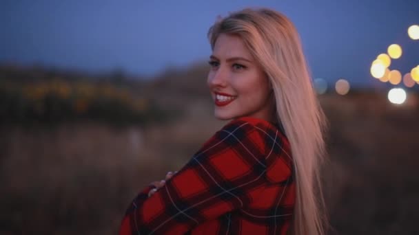 Привлекательная женщина холодное и теплое тело в поле в сумерках — стоковое видео