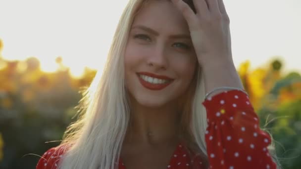Krásná ženská portrét ve slunečnicovém poli, pomalý pohyb — Stock video