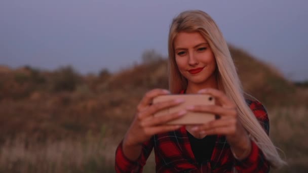 Photographie mobile, femme prendre une photo de champ de tournesol — Video