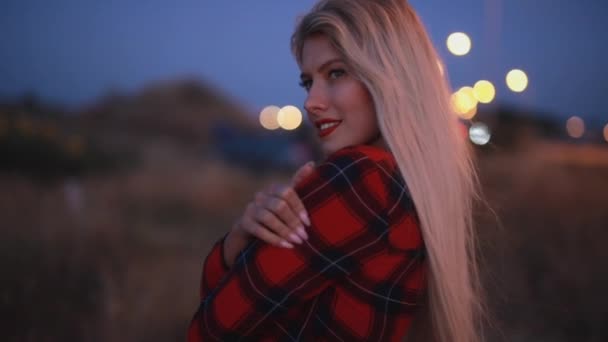 Attractive woman is cold and warming body in field at dusk — Stock Video