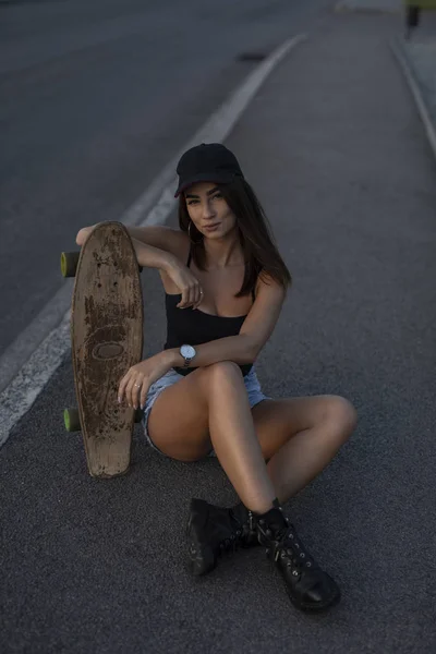 젊은 스케이트 보더 여자 앉아 와 그녀의 스케이트 보드 — 스톡 사진
