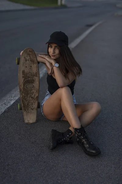 Mladá skateboardista seděla se svým skateboard — Stock fotografie