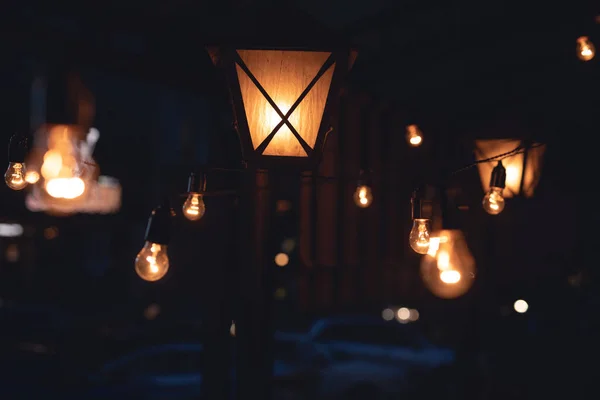 Светимость декоративных ламп, темный фон — стоковое фото