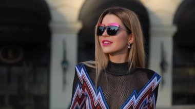 Şehirde poz güzel moda kadın modeli