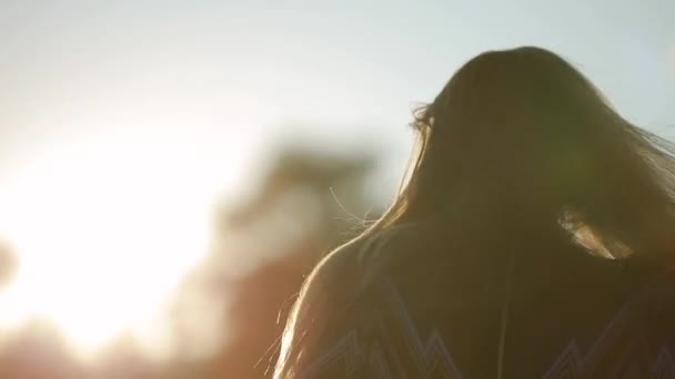 Mujer feliz tirar su pelo al aire libre — Vídeos de Stock