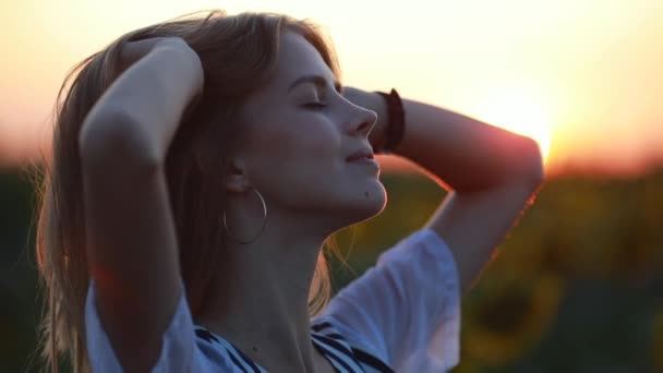 Portret van meisje in het veld bij zonsondergang — Stockvideo