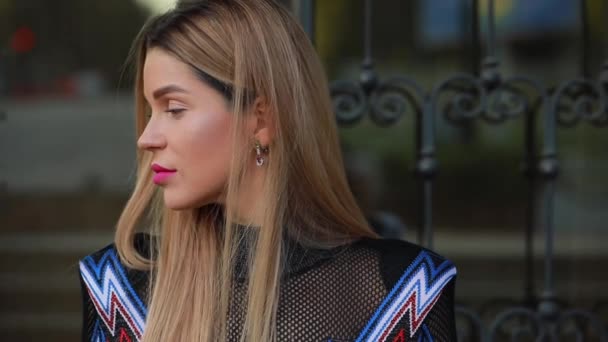 Belle femme à la mode posant près du bâtiment de luxe — Video