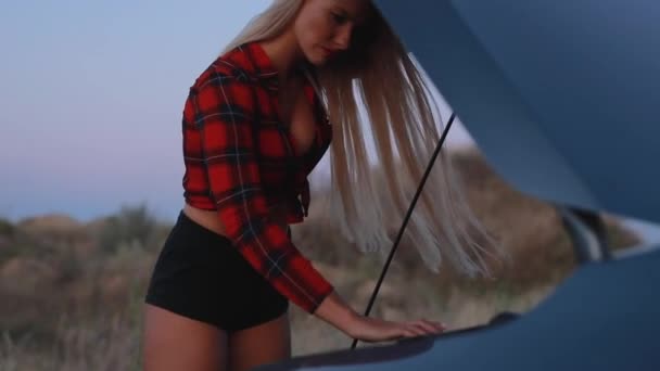 Mulher sexy ter um problema de carro — Vídeo de Stock