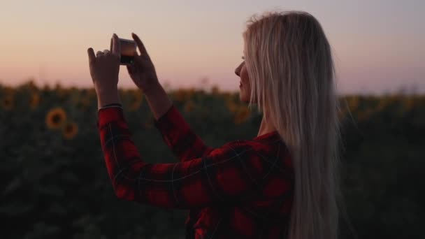 Mobiele fotografie, vrouw Maak een foto van zonnebloem veld — Stockvideo