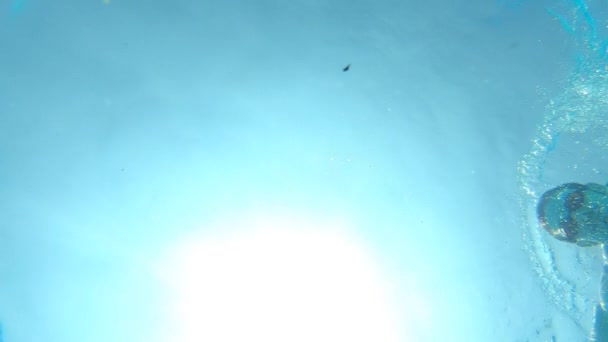 Man swimming in pool, underwater video, slow motion — Stock Video