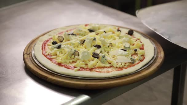 Prendere una pizza cruda con pala — Video Stock