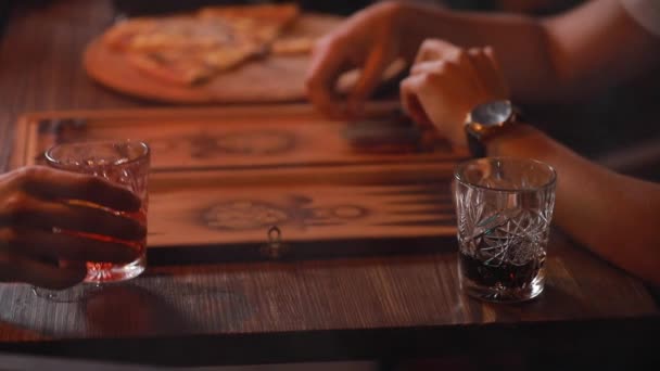Mannen vrienden roken waterpijp spelen backgammon — Stockvideo