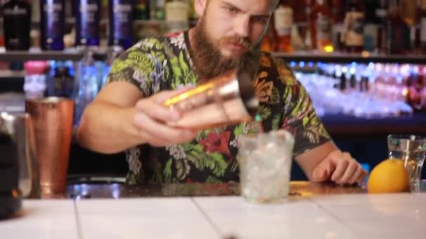 Barman prépare un cocktail sur le bar — Video