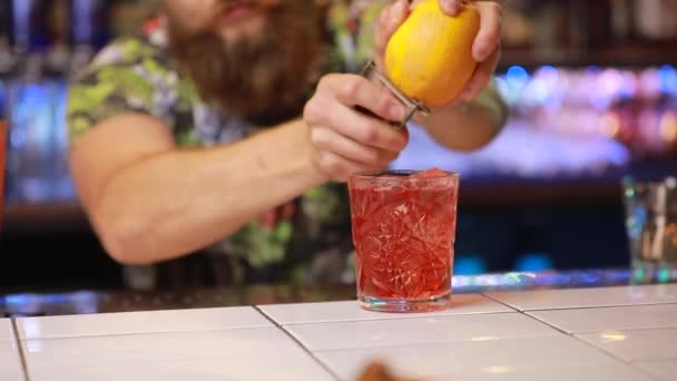 Barman prépare un cocktail sur le bar — Video