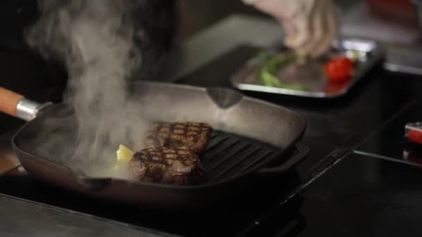 Kuchař připravuje maso na hořící pánev — Stock video