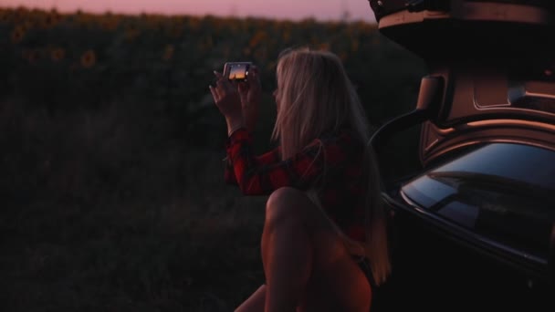 Fotografía móvil, mujer sexy tomar una foto del campo de girasol — Vídeos de Stock