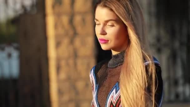 Schöne modische Frau Modell zu Fuß in der sonnigen Stadt — Stockvideo