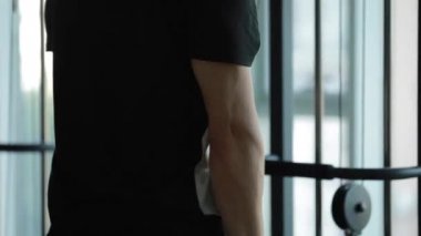 Spor salonunda adam eğitimi, tricep kasları pompalama