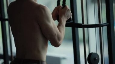 Spor salonunda adam eğitimi, tricep kasları pompalama