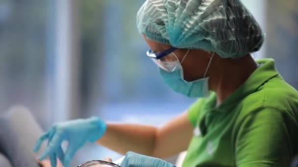 Dentista che lavora con il paziente, denti odontoiatrici in clinica — Video Stock