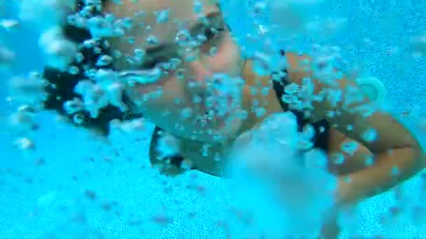 Женский портрет плавающий в бассейне под водой — стоковое видео