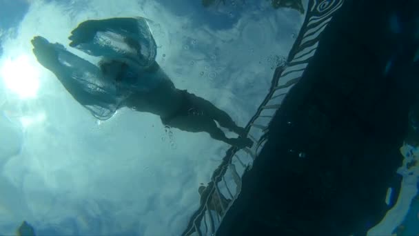 Manusia melompat ke dalam kolam renang, pandangan bawah air — Stok Video