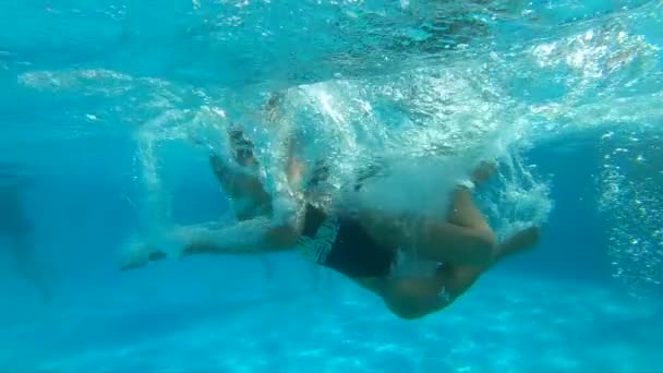 Mulher pular na piscina, vista subaquática, câmera lenta — Vídeo de Stock