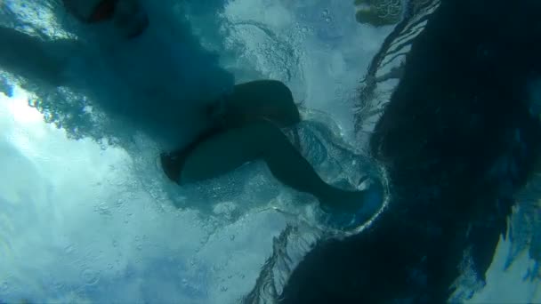 Hombre saltar a la piscina, vista bajo el agua — Vídeos de Stock