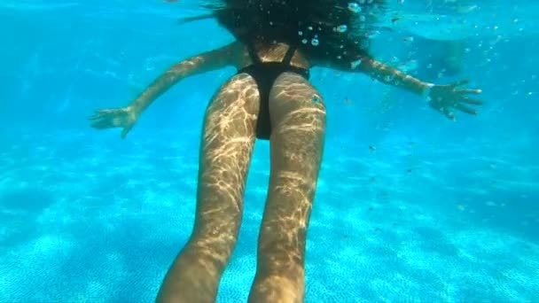 Mulher sexy nadando na piscina. Meninas bunda debaixo d 'água, câmera lenta . — Vídeo de Stock