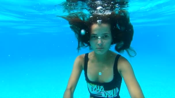 Mulher retrato nadando na piscina subaquática — Vídeo de Stock