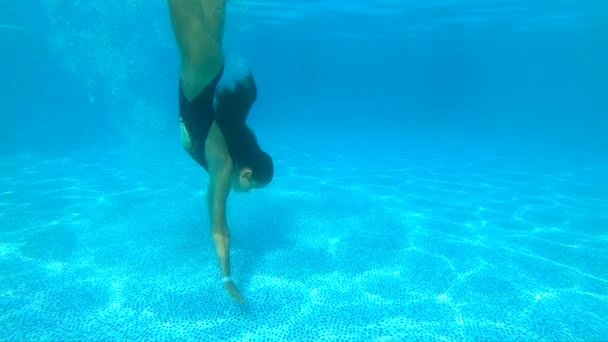 Mujer nadando en la piscina bajo el agua, cámara lenta . — Vídeos de Stock